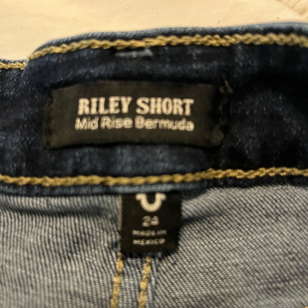 True Religion Riley Short. Size 24 - Picture 4 of 4